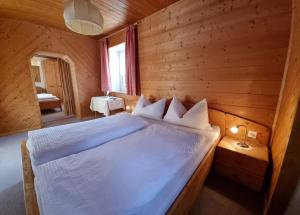 Postel nebo postele na pokoji v ubytování Reiterhof Edelweiss