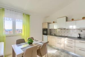 Kuchyň nebo kuchyňský kout v ubytování Apartment Marija