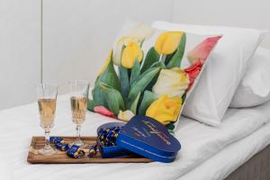 a table with two glasses of champagne and a bouquet of flowers at Apartments Borg Wellamo in Pori +14 photos