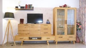 un armario de madera con TV encima. en Ferienwohnung Gaby Familie Wichtl, en Riedlhütte