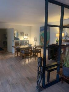 sala de estar con mesa y sillas y comedor en MilleBo - Like Home Studio Apartment en Aalborg