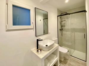 A bathroom at La Calma Sea Loft - Apartamento Boutique con Vistas Még 25 kép