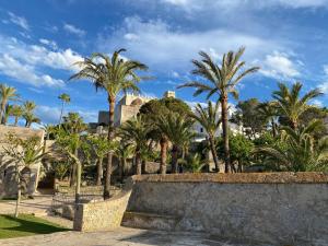 A garden outside La Calma Sea Loft - Apartamento Boutique con Vistas