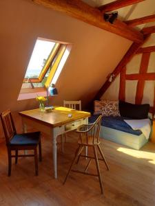 a bedroom with a desk and a bed with a window at Ferienwohnung im idyllischen Jena Ziegenhain in Jena
