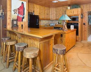 Creekside, Dog Friendly Lone Pine Lodge with Hot Tub by AAA Red Lodge Rentals