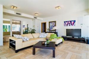 Ruang duduk di Luxury Beachfront Villa Dubrovnik Palace with private pool and jacuzzi by the beach in Dubrovnik
