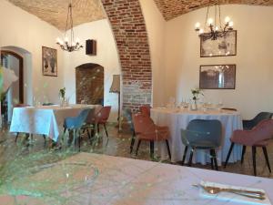 Restauracja lub miejsce do jedzenia w obiekcie Dwór Zbożenna