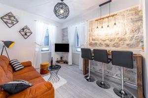 sala de estar con sofá y sillas en Apartment 16 steps en Dubrovnik