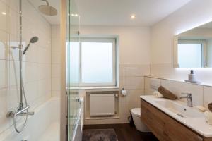 a bathroom with a toilet and a sink and a shower at Top 98 qm Ferienwohnung im Allgäu, Balkon und Parkplatz in Isny im Allgäu +5 photos
