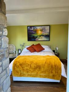 A bed or beds in a room at Stunning location on Pendle Hill