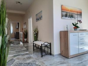 salon ze stołem i krzesłem w obiekcie Ferienhaus Lina w mieście Neusiedl am See