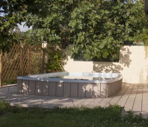 a hot tub in a garden under a tree at La Quercia e il Gelso in Baricella
