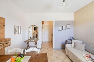 een woonkamer met een bank en een tafel bij Garda Country House by Wonderful Italy in Lonato