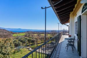 un balcone di una casa con tavolo e sedie di Garda Country House by Wonderful Italy a Lonato