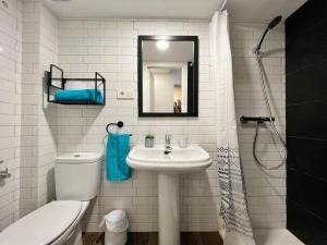 a bathroom with a sink and a toilet and a mirror at Casita con encanto a 200m de la playa in Alicante