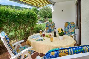 una mesa y sillas en un patio en Ferienwohnungen Fanderl en Riedenburg