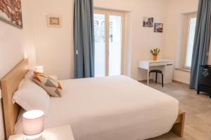 a bedroom with a white bed and a table at Almasarda in Olbia +40 photos