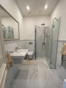 Ένα μπάνιο στο FELIX KANITZ Apartments - in the heart of Kapana district +55 φωτογραφίες