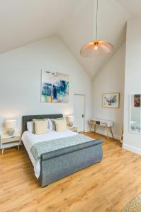 1 dormitorio con 1 cama grande en una habitación en Cheltenham View Lodge, en Cheltenham