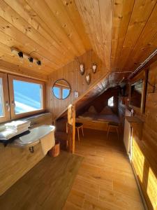 un baño en una cabaña de madera con lavabo en Ringlerhof en Michaelerberg