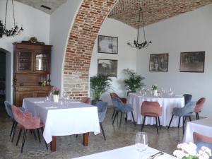Restauracja lub miejsce do jedzenia w obiekcie Dwór Zbożenna
