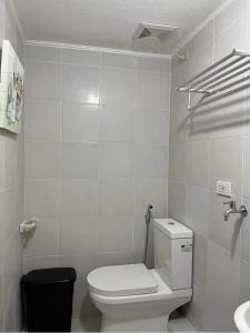 uma casa de banho branca com um WC e um lavatório em Qs and YPJs 2BR Condo One Oasis Cagayan de Oro em Cagayan de Oro