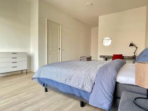 Postel nebo postele na pokoji v ubytování Fantastic 1 Bedroom Serviced Apartment 64m2 -MNL F-