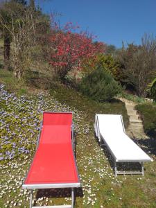 a red and a white mattress on the ground at B&B le Villette Predappio in Predappio