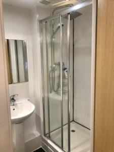Koupelna v ubytování Central 2 Bed, 2 Bathrooms, Ground Floor Apartment with Parking