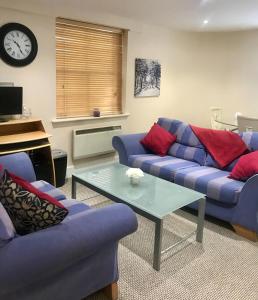 Posezení v ubytování Central 2 Bed, 2 Bathrooms, Ground Floor Apartment with Parking