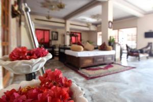 Televiisor ja/või meelelahutuskeskus majutusasutuses Satyam Palace Resort