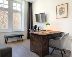 una oficina con escritorio con lámpara y silla en Office Apartment zentral zur Dortmunder Innenstadt, en Dortmund