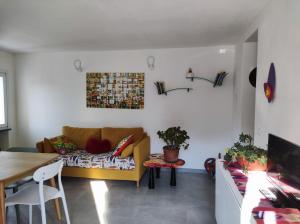 a living room with a couch and a table at Casa dei giuggioli in Vernazza