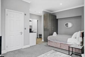 En eller flere senge i et værelse på BridgeCity Luxurious Holiday Apartment Maidstone - f1