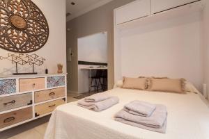 セビリアにあるDream Apartments calle Zaragozaのベッドルーム1室(タオル付)