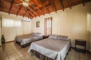 En eller flere senge i et værelse på Relaxing Tropical Cabin
