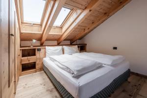 een slaapkamer met een groot bed op zolder bij Maso Margherita in Commezzadura