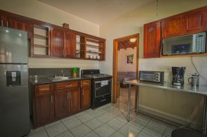 cocina con armarios de madera y encimera en Relaxing Tropical Cabin en Roatan