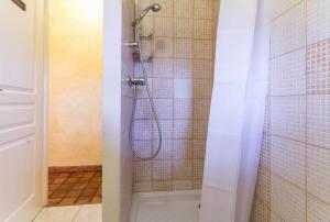 Cercy-la-TourにあるLa Maison du Meunierのシャワーカーテン付きのシャワー付きバスルーム +42枚の写真