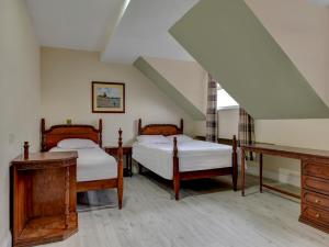 sypialnia z 2 łóżkami i biurkiem w obiekcie Empire Hotel w mieście Leicester