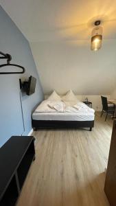 una camera con letto, tavolo e sedie di Gästehaus Ivonne a Lohe-Rickelshof