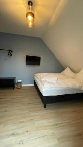 een slaapkamer met een bed in de hoek van een kamer bij Gästehaus Ivonne in Lohe-Rickelshof