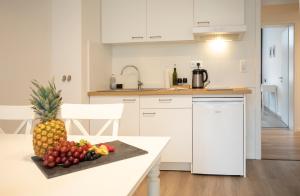 eine Küche mit Ananas auf einer Theke in der Unterkunft JayBnB - Apartment direkt am Hafen mit Terrasse und UHD TV in Dortmund + 4 Fotos
