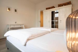 Ein Bett oder Betten in einem Zimmer der Unterkunft JayBnB - Apartment direkt am Hafen mit Terrasse und UHD TV