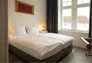 Ein Bett oder Betten in einem Zimmer der Unterkunft JayBnB - Apartment direkt am Hafen mit Terrasse und UHD TV