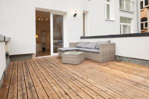 Ein Sitzbereich in der Unterkunft JayBnB - Apartment direkt am Hafen mit Terrasse und UHD TV