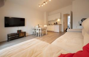 a living room with a kitchen and a dining room at Apartment direkt am Hafen - mit Terrasse und UHD TV in Dortmund