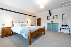 Un pat sau paturi într-o cameră la Bieldside Cottage