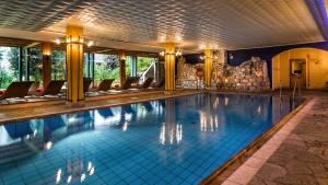 Bazén v ubytovaní Romantik Hotel Santer alebo v jeho blízkosti