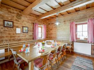 Reštaurácia alebo iné gastronomické zariadenie v ubytovaní Chalet Steiners Blockhütte by Interhome